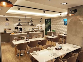 Café da manhã com buffet grátis todos os dias