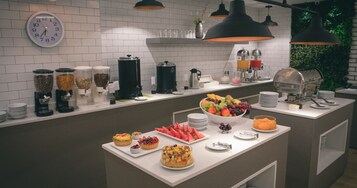 Un bufé de desayuno con diversos alimentos y bebidas.