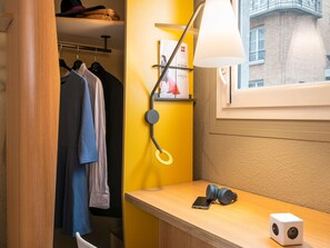 1 habitación, cubrecamas, escritorio y sistema de insonorización 