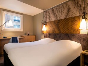 Standardzimmer, 2 Einzelbetten | Daunenbettdecken, Schreibtisch, schallisolierte Zimmer