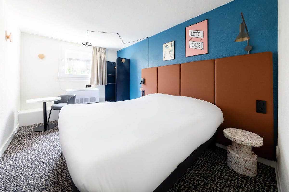 Dobbeltrom – standard, 1 dobbeltseng | Dundyner, skrivebord, lydisolert og strykejern/-brett