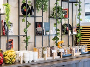 Petit déjeuner buffet (14.50 EUR par personne)