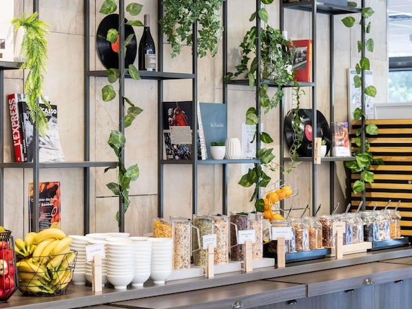 Tägliches Frühstücksbuffet (14.50 EUR pro Person)