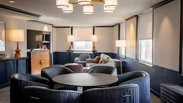 Suite presidencial, 1 cama King size | Área de sala de estar | Televisión de pantalla plana de 50 pulgadas con canales por cable