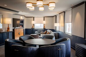 Presidentiële suite, 1 kingsize bed | Woonruimte | Een 50-inch flatscreentelevisie met kabelzenders en televisie