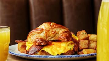 فطور مطهو حسب الطلب يوميًا بتكلفة قدرها (20 USD للشخص)