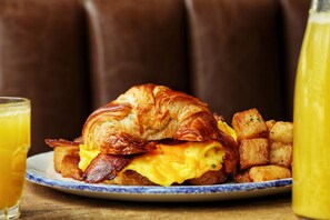 Tägliches nach Wunsch zubereitetes Frühstück (20 USD pro Person)