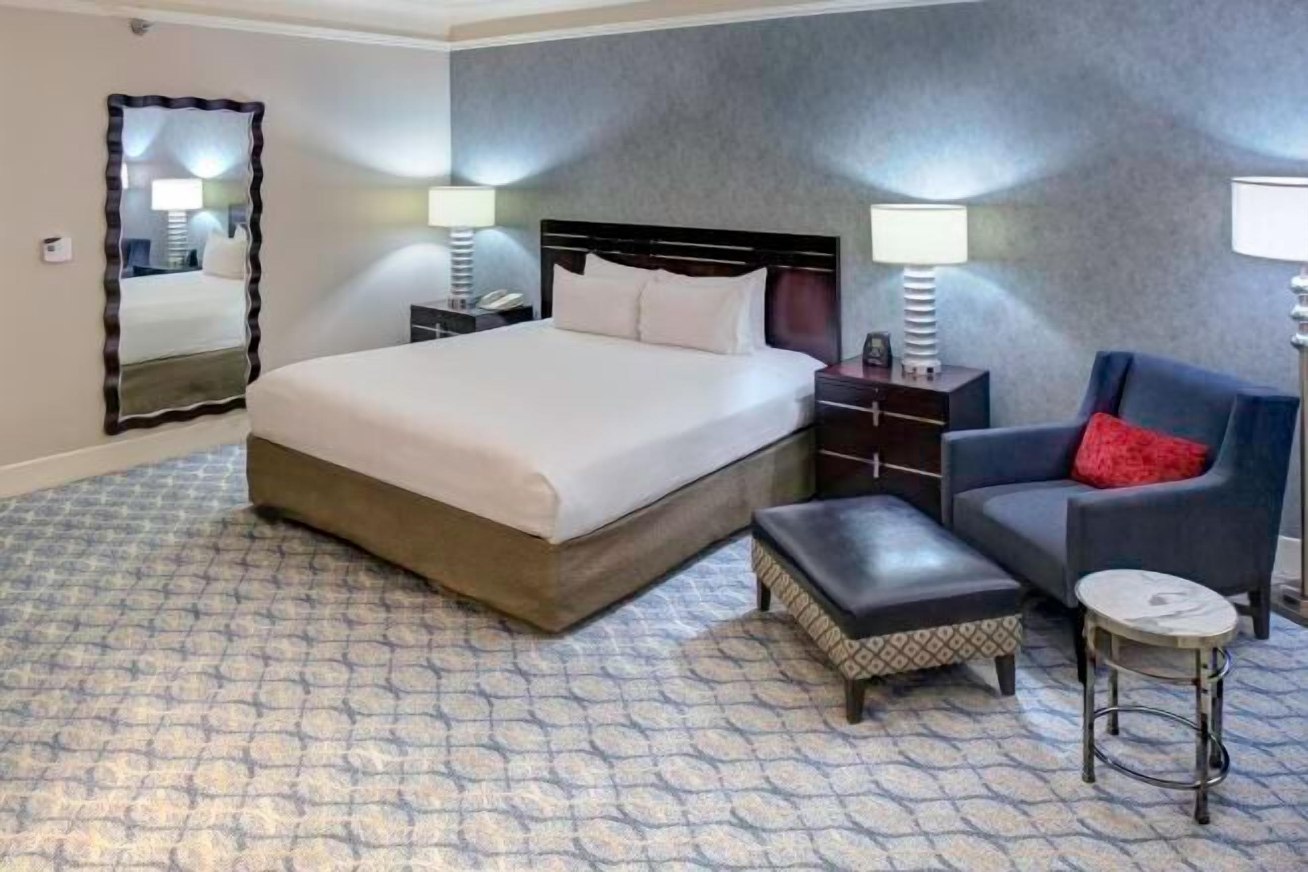 高級寢具、羽絨被、特厚豪華床墊、房內夾萬