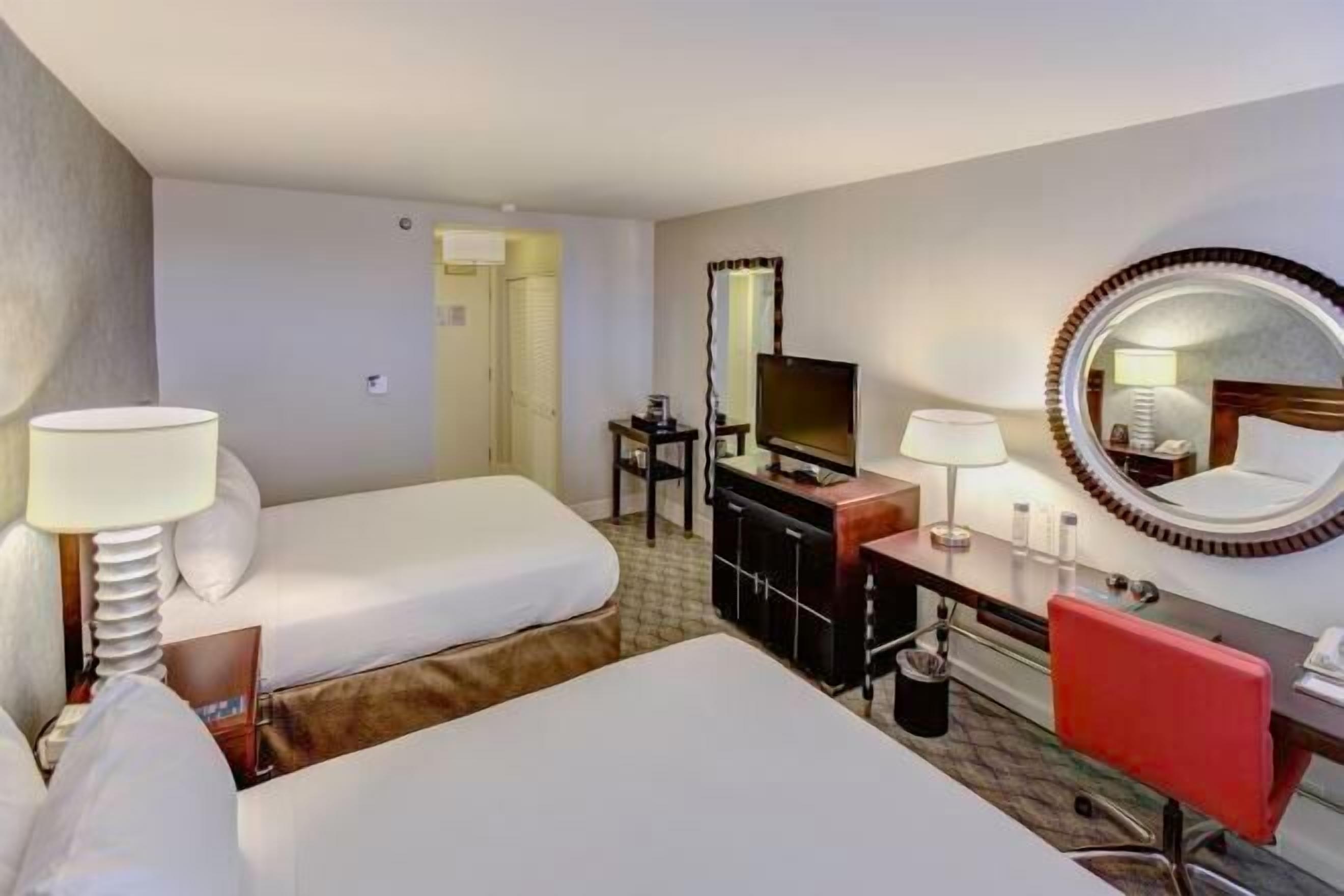 高級寢具、羽絨被、特厚豪華床墊、房內夾萬