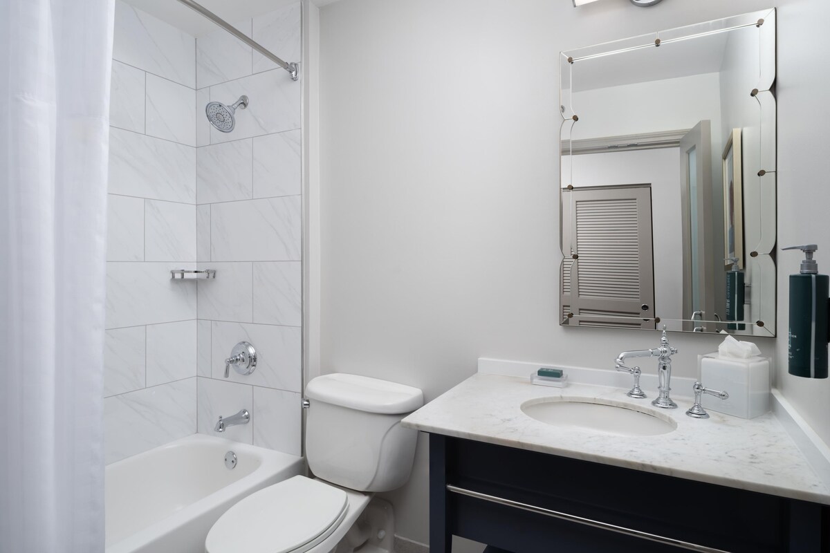 Un baño moderno con bañera, inodoro y lavamanos.