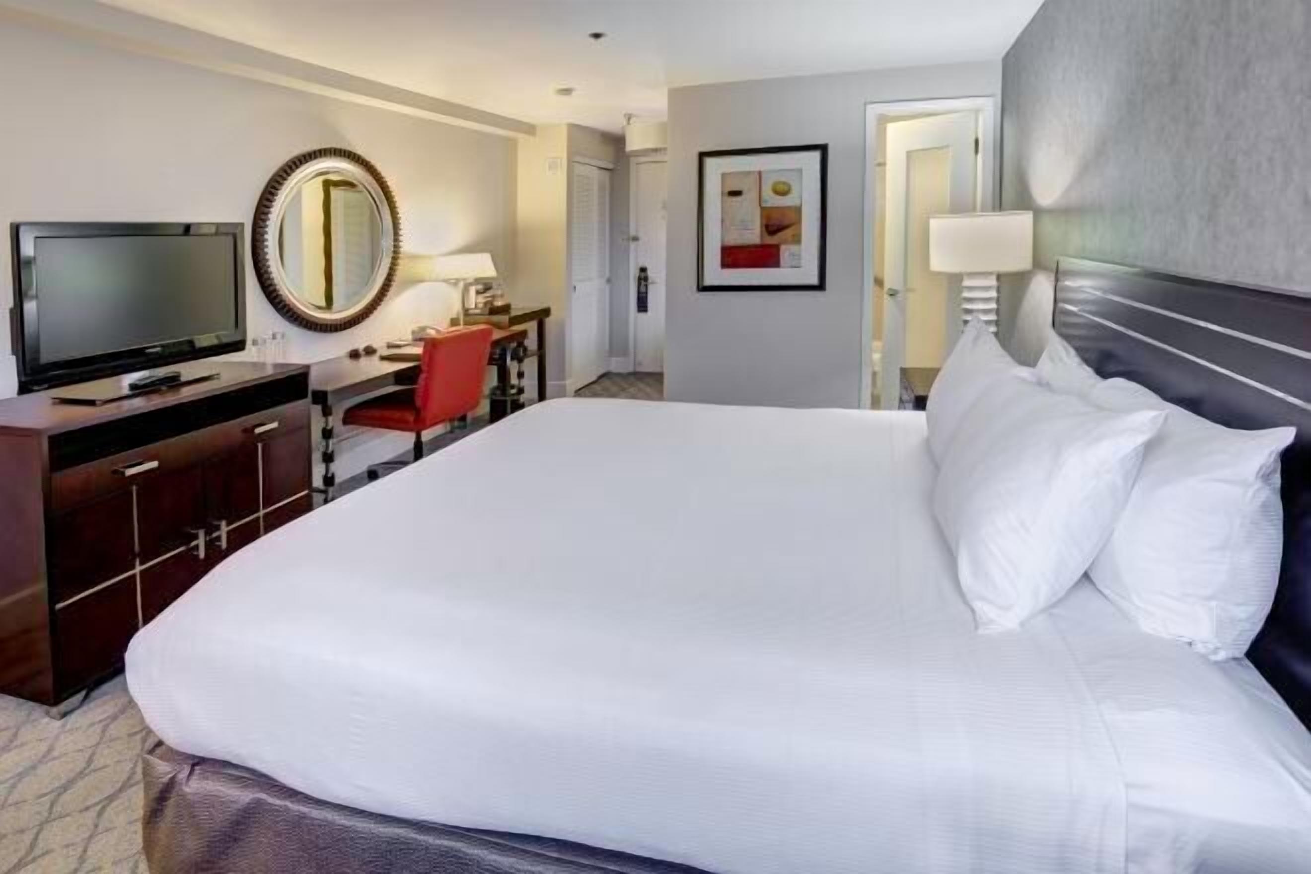 高級寢具、羽絨被、特厚豪華床墊、房內夾萬