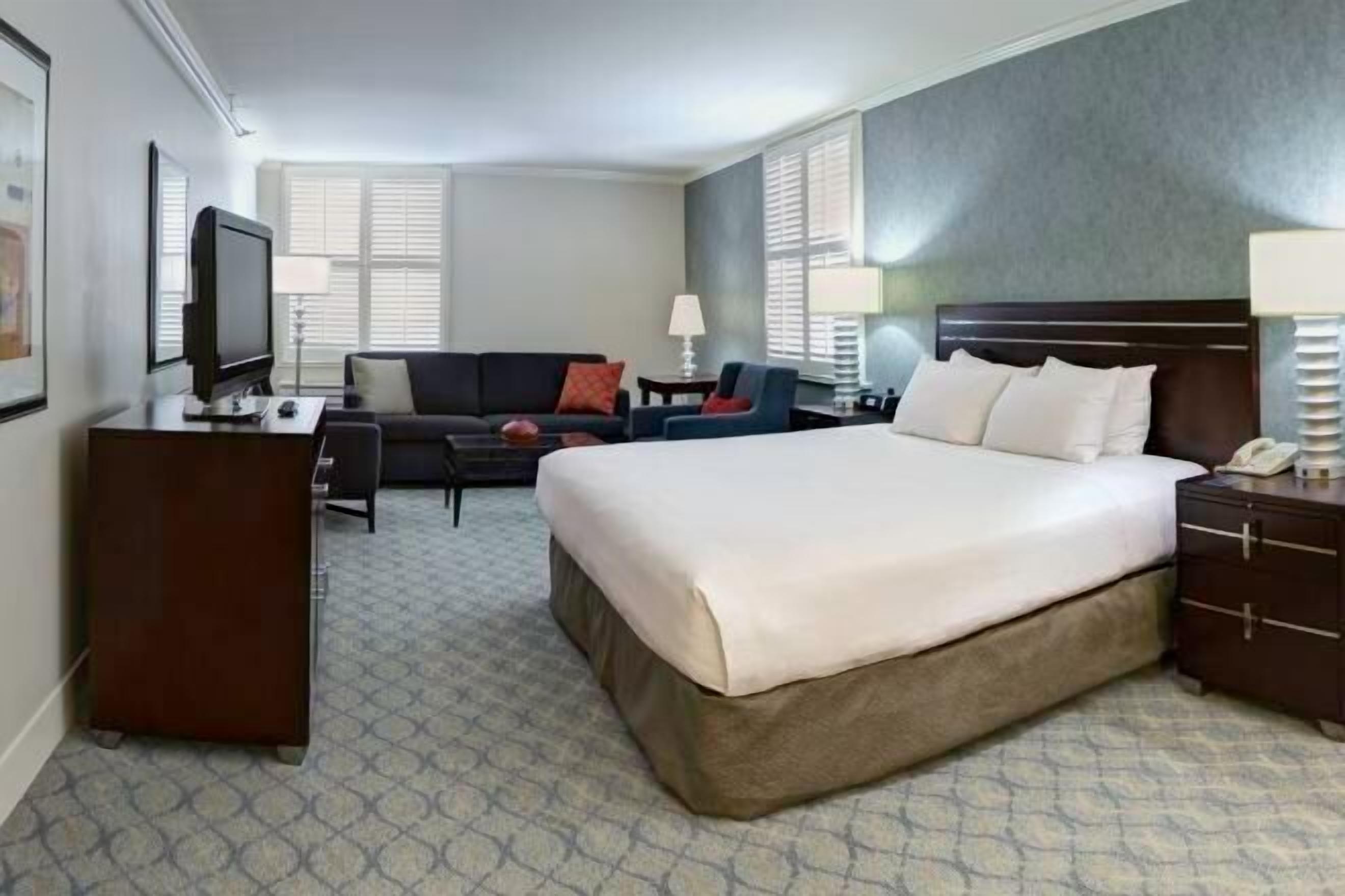 高級寢具、羽絨被、特厚豪華床墊、房內夾萬