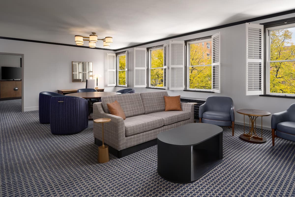 Televisión de pantalla plana de 50 pulgadas con canales por cable