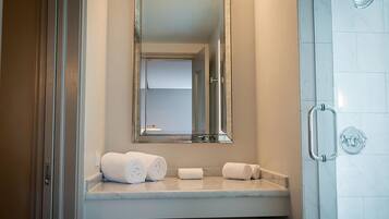 Articles de toilette de luxe, sèche-cheveux, serviettes fournies, savon