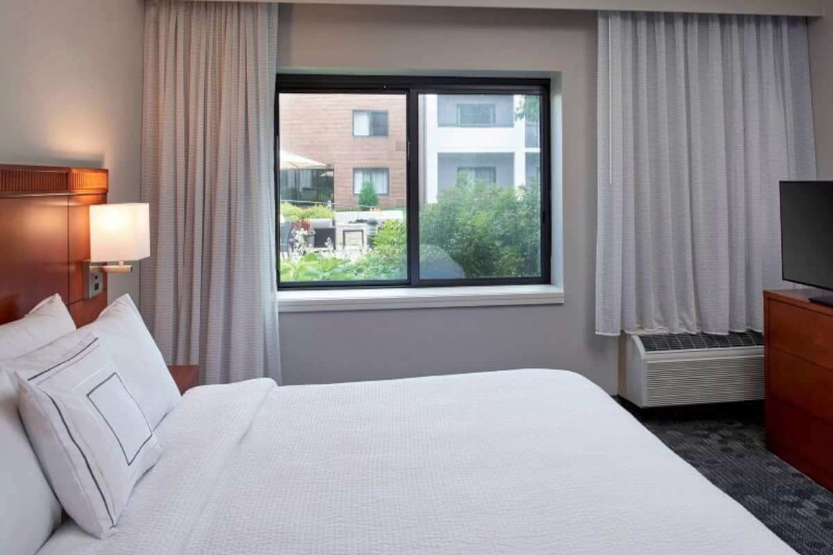 1 King Bed, accessible, non-smoking