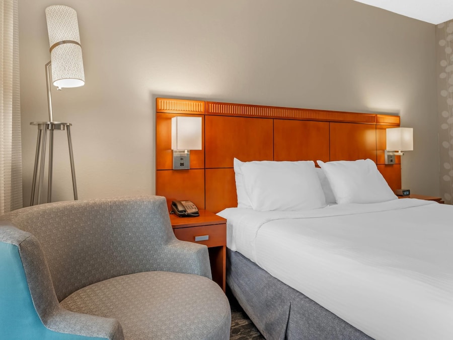 Chambre, 1 très grand lit, douche accessible en fauteuil roulant, non-fumeur | Bureau, espace de travail pour ordinateurs portables