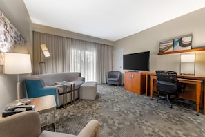 Suite, 1 cama King size y sofá cama, para no fumadores | Escritorio, espacio para trabajar con laptop y cortinas blackout