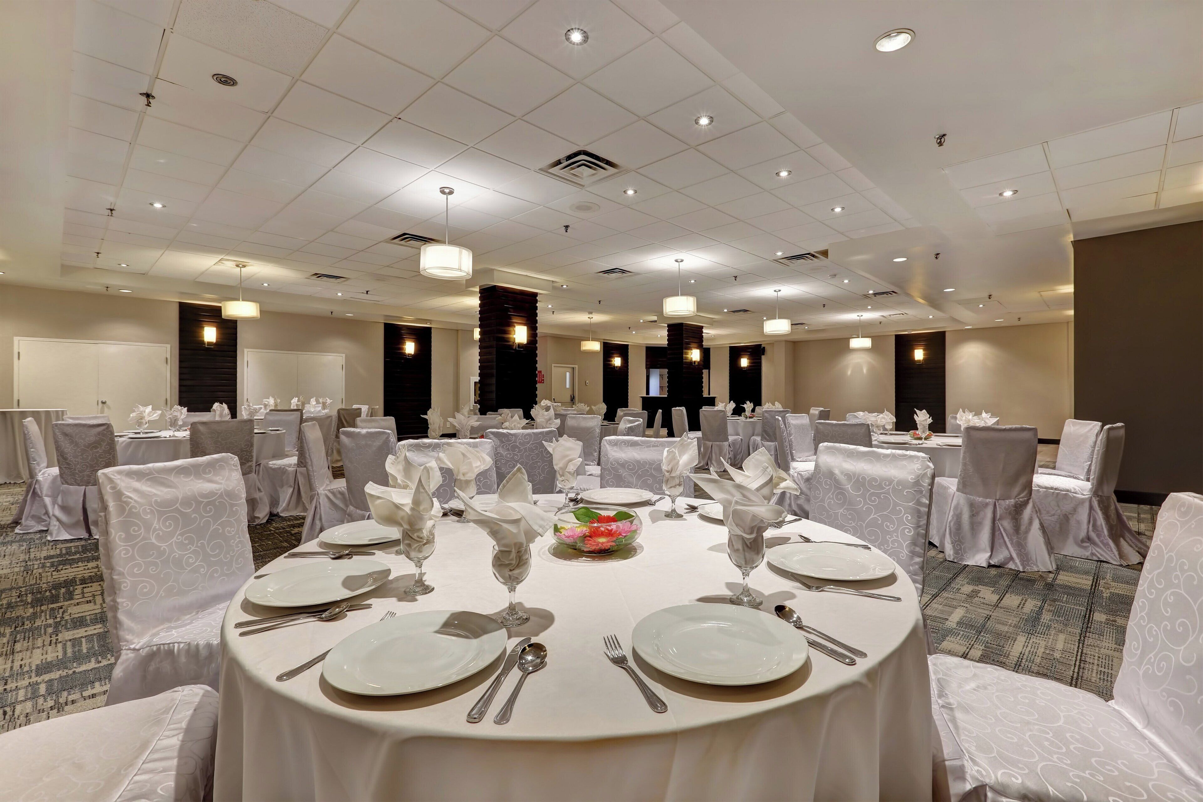 Photo - Four Points by Sheraton Toronto Mississauga Hotel