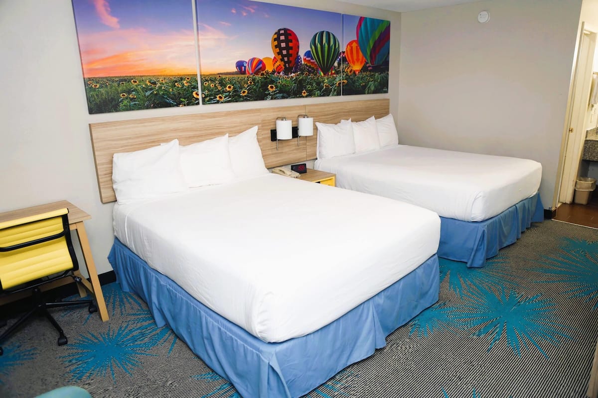 Kamar Standar, 2 Tempat Tidur Queen, Boleh Merokok | Meja kerja, tirai kedap cahaya, Wi-Fi gratis, dan seprai linen