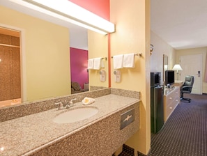 Chambre, 1 très grand lit, non-fumeurs (Efficiency) | Salle de bain | Sèche-cheveux, serviettes fournies