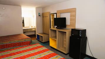 Une chambre d’hôtel avec deux lits, une télévision, un petit réfrigérateur et une armoire en bois.