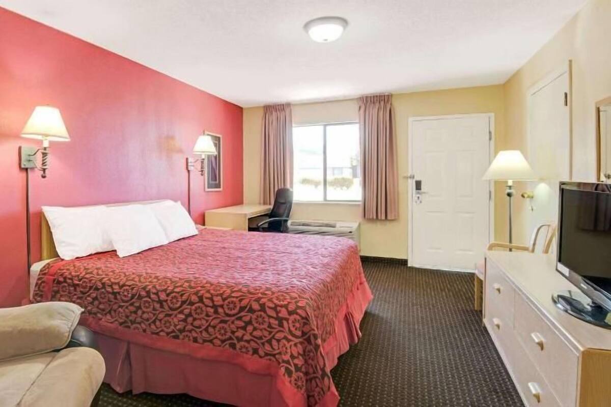 Desk, blackout drapes, free WiFi, bed sheets