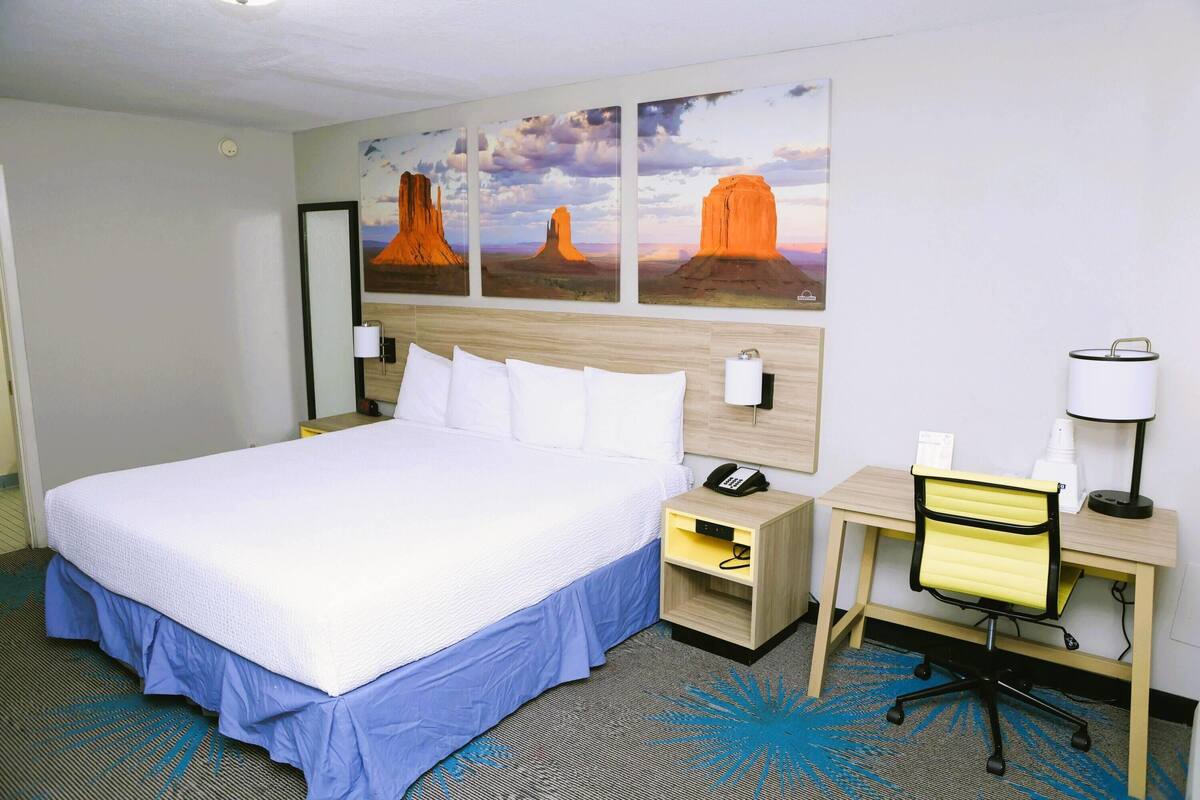 Kamar Standar, 1 Tempat Tidur King, akses difabel | Meja kerja, tirai kedap cahaya, Wi-Fi gratis, dan seprai linen