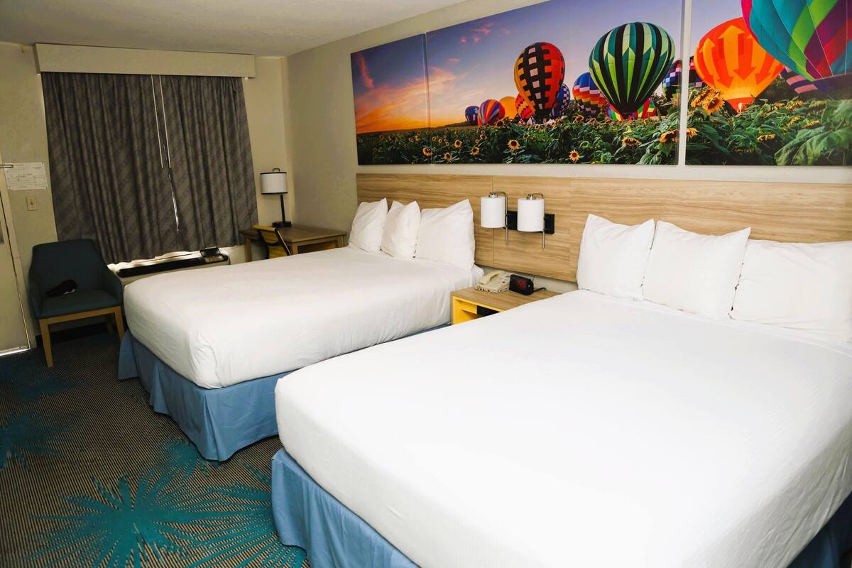Kamar Standar, 2 Tempat Tidur Queen, Bebas Asap Rokok | Meja kerja, tirai kedap cahaya, Wi-Fi gratis, dan seprai linen