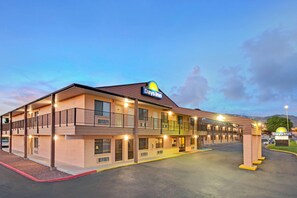 Exterior - Days Inn by Wyndham East Albuquerque (Albuquerque)