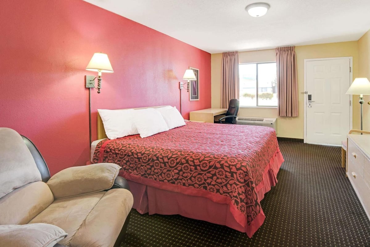 Desk, blackout curtains, free WiFi, bed sheets