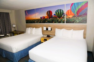 Escritorio, cortinas blackout, wifi gratis y ropa de cama