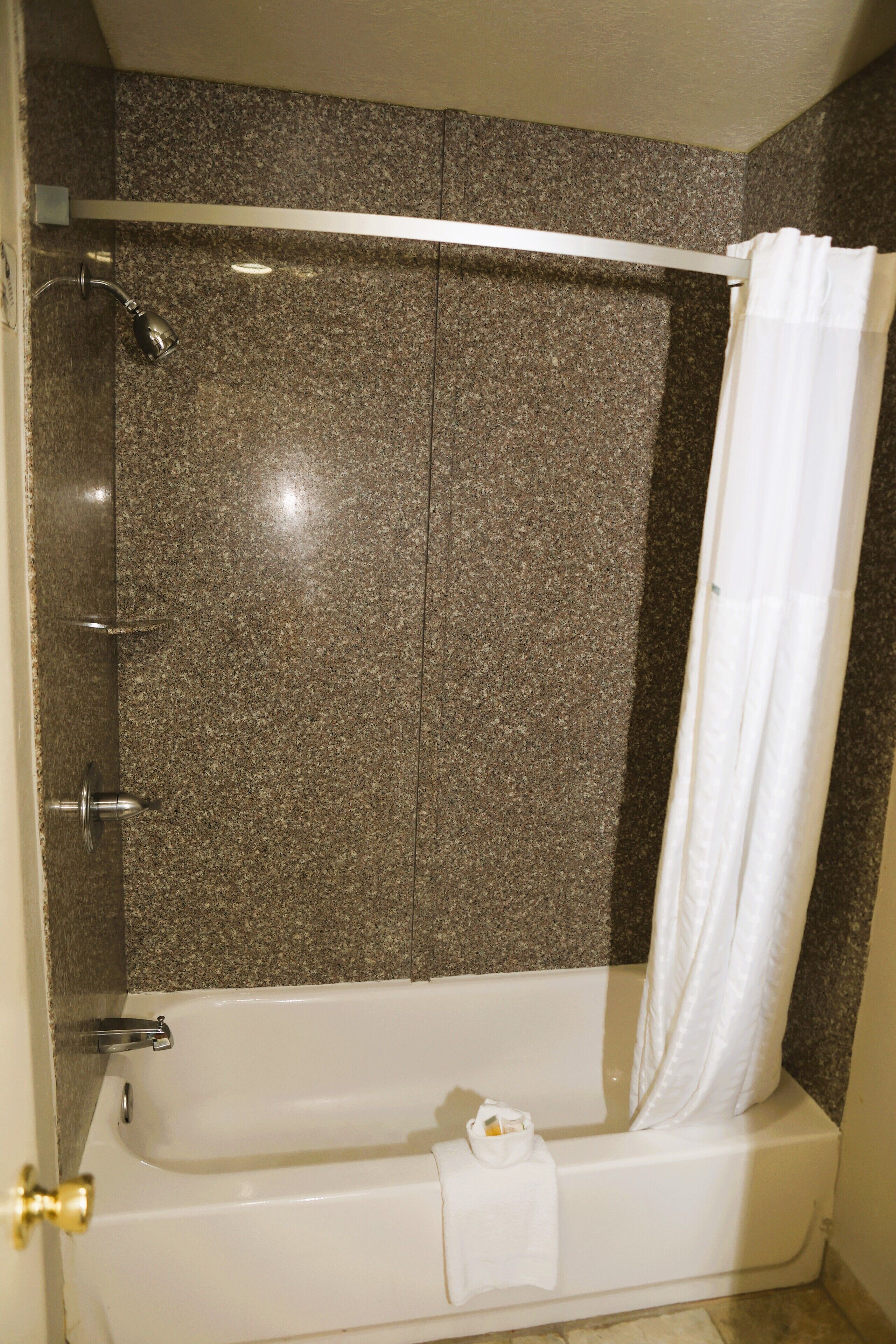 Habitación estándar, 2 camas Queen size, para no fumadores | Baño | Secadora de cabello y toallas 