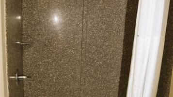Habitación estándar, 2 camas Queen size, para no fumadores | Baño | Secadora de cabello y toallas
