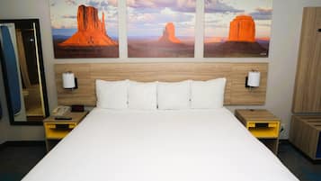 Kamar, 1 Tempat Tidur King, Bebas Asap Rokok (Efficiency) | Meja kerja, tirai kedap cahaya, Wi-Fi gratis, dan seprai linen