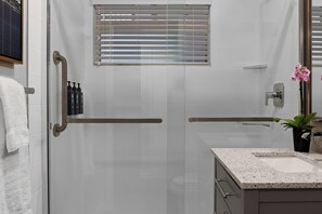 Regadera, amenidades de baño gratuitas, secadora de cabello, toallas 