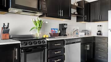 Full-size fridge, microwave, stovetop, dishwasher