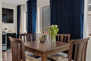 Apartamento luxo, 1 quarto, para não fumantes | Opções para refeição no quarto