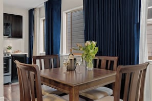 Apartamento luxo, 1 quarto, para não fumantes | Opções para refeição no quarto