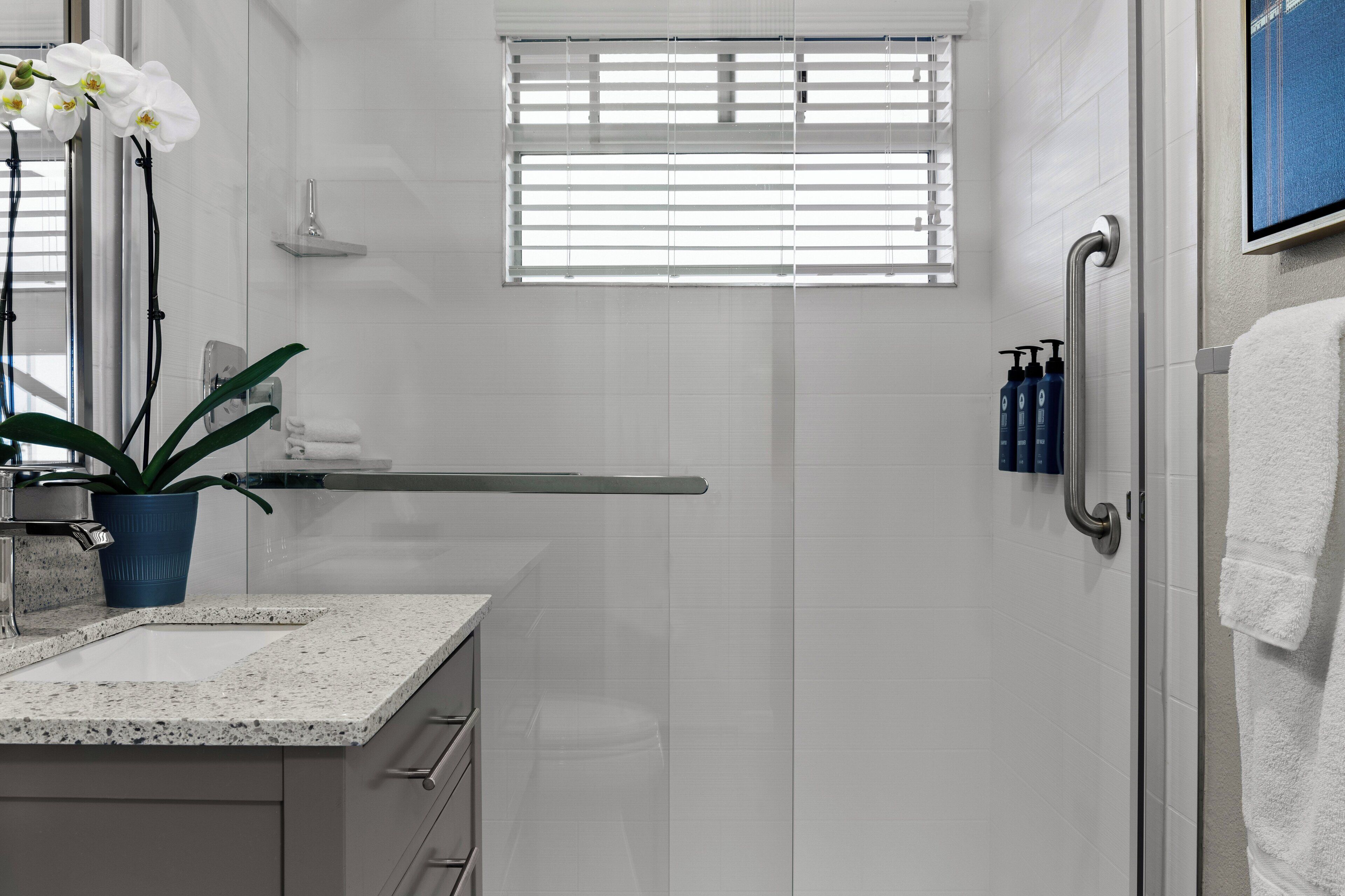 deluxe apartment, 1 bedroom, non smoking | bathroom | shower, free toiletries, hair dryer, towels