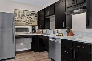Grand réfrigérateur, micro-ondes, plaque de cuisson, lave-vaisselle