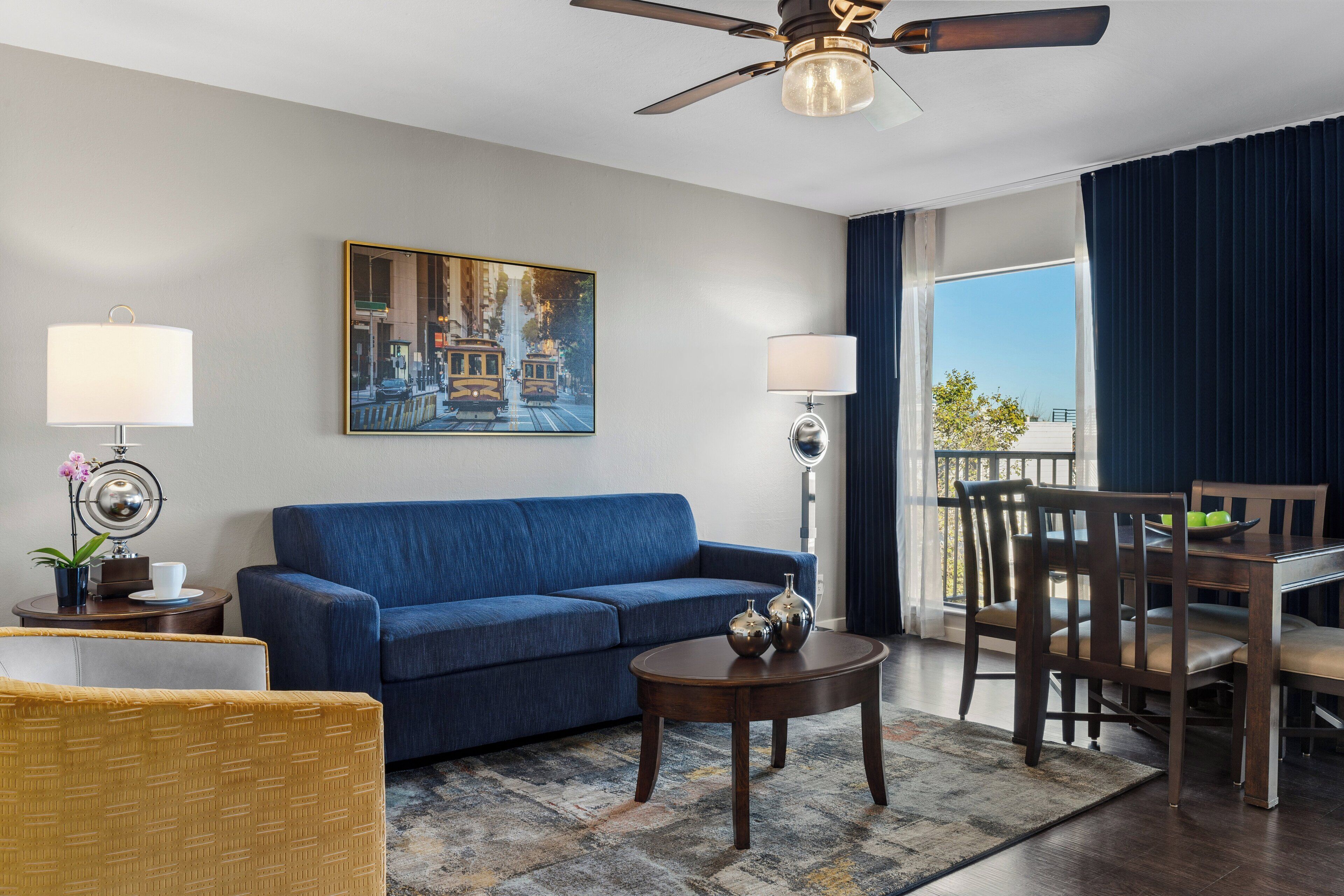 En 25-tommers Flatskjerm-TV med kabel-kanaler samt TV og DVD-spiller