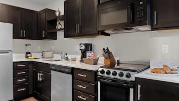 Deluxe Apartment, 1 Bedroom, Non Smoking | Private kitchen | Full-size fridge, microwave, stovetop, dishwasher