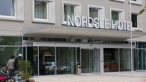 The exterior of the Nordsee Hotel with a modern facade, large glass windows, and a clear entrance. - Nordsee Hotel Bremerhaven City (Bremerhaven)