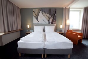 Family Room, Non Smoking, Air conditioning | In-room safe, desk, soundproofing, free WiFi