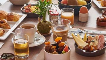 Petit déjeuner buffet servi en semaine (18.50 EUR par personne)