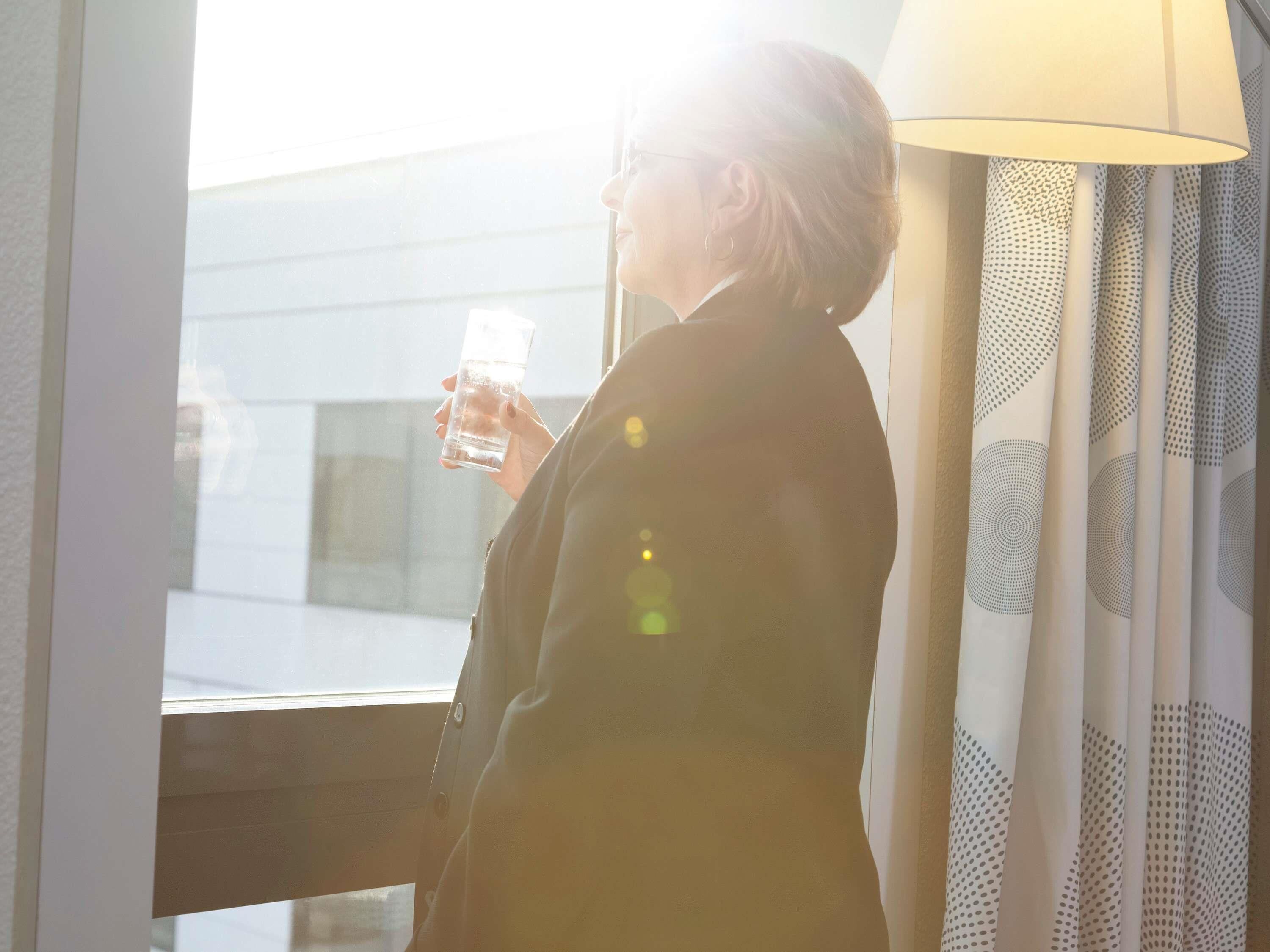 Ylelliset vuodevaatteet, minibaari, tallelokero huoneessa, työpöytä