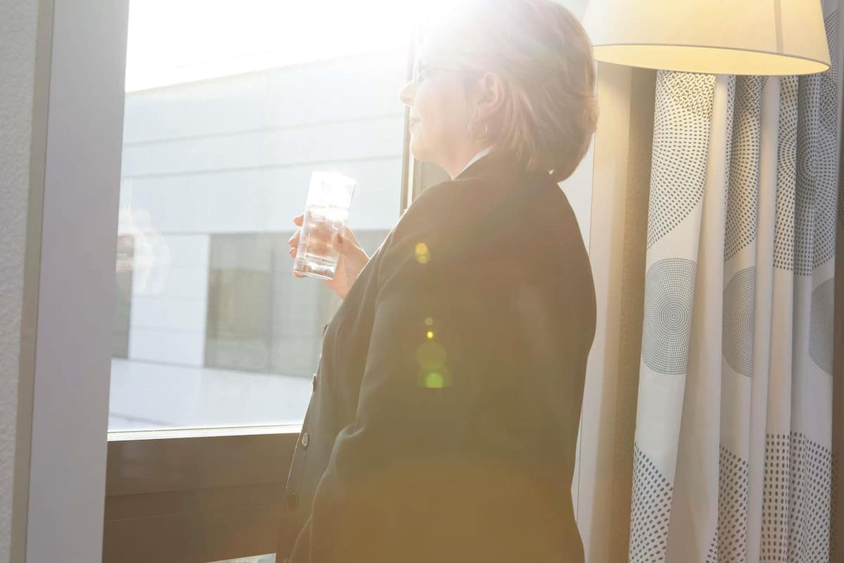 Ylelliset vuodevaatteet, minibaari, tallelokero huoneessa, työpöytä