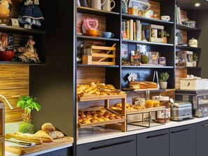 Tägliches Frühstücksbuffet (18.50 EUR pro Person)