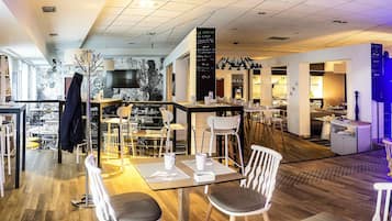 供应午餐和晚餐,法国菜