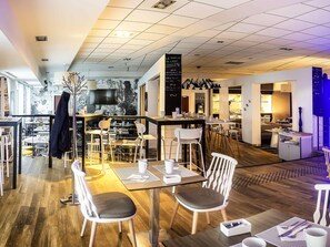 Lunch and dinner served, French cuisine - Novotel Paris Rueil Malmaison (Rueil-Malmaison)